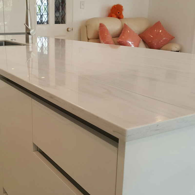 Dalle de marbre artificielle de bonne qualité de grande dalle de surface solide acrylique modifiée moderne