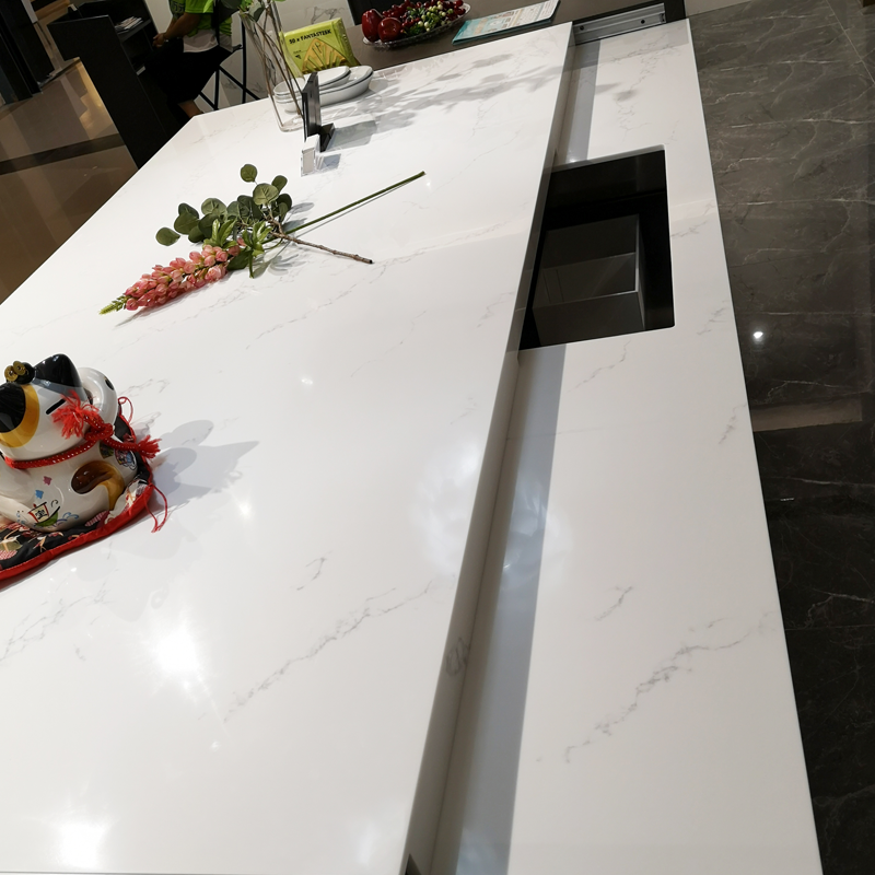 Panneau de mur de douche en faux marbre blanc Calacatta de grande dalle d'usine de surface solide de Chine